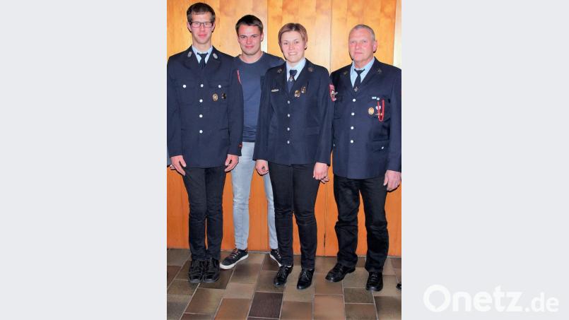 Die geehrten Aktiven der Feuerwehr Pleystein (von links): Josef Völkl, Sandro Popp, Corinna Rewitzer und Xaver Gallitzendörfer. Bild: tu