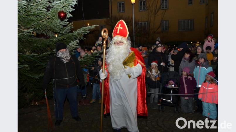 Die Ankunft des Himmelsboten wurde beim &quot;Advent im Schloss&quot; sehnsüchtig erwartet. Mehr als 400 Kinder wurden an der Friedrichsburg durch Bischof Nikolaus beschenkt. Bild: dob