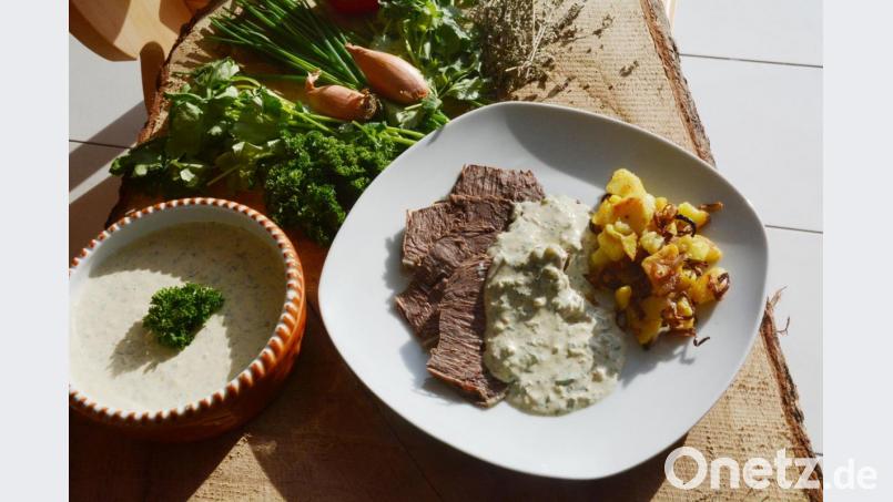 Gut zwei Stunden wird das Fleisch bei kleiner Hitze gar gekocht. Michael Schiffer empfiehlt dazu Bratkartoffeln und Grüne Sauce. Bild:  Gabi Schönberger