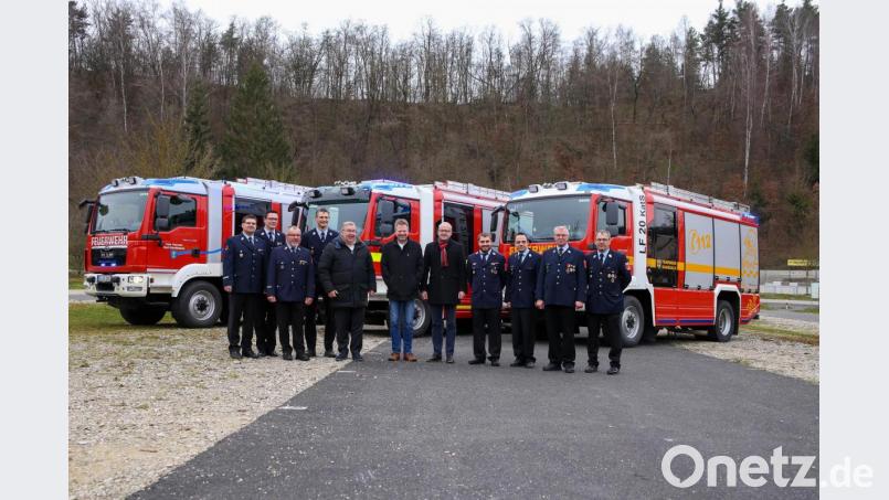 Mit den verantwortlichen der Feuerwehren Schnaittenbach, Freudenberg-Wutschdorf und Hahnbach freuen sich auch die drei Bürgermeister. Bild: egl