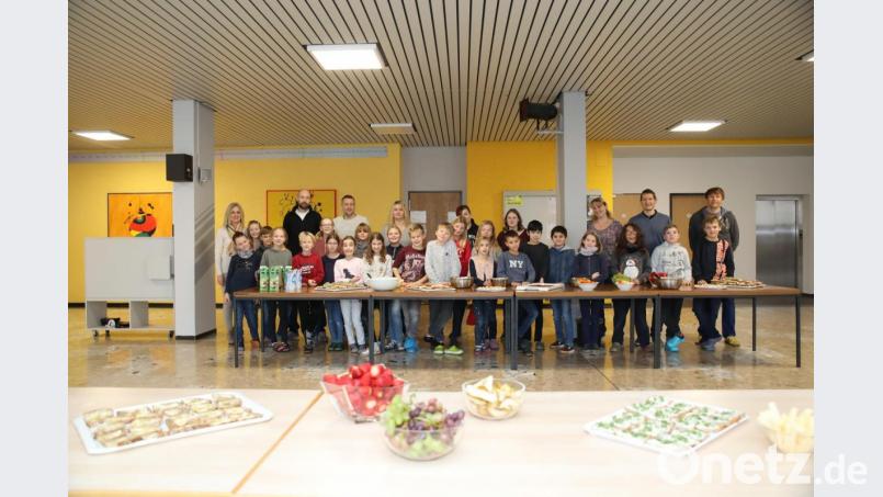 Die Schüler und Mitglieder des Elternbeirats haben das Frühstück gemeinsam zubereitet. Mit auf dem Bild Rektorin Sabine Graser (links) und Elternbeiratsvorsitzender Martin Gallersdörfer (zweiter von rechts). Bild: njn