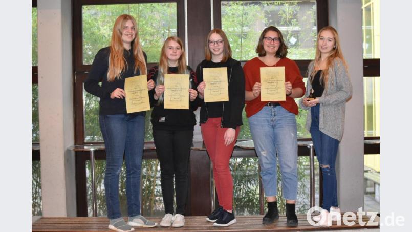 Über den dritten Platz bei der Oberpfalzmeisterschaft im Schulschach freuen sich (von links) Madeleine Höreth, Eva Ringer, Julia Lankes, Lena Gimpl und Xenia Gareis. Bild: Stefan Mehrl/exb