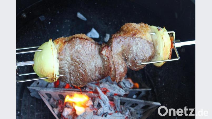 Es empfiehlt sich, auf die Spieß-Enden dicke Zwiebelhälften zu stecken. Der Grund: Beim Abschneiden der Fleischtranchen (wie bei Gyros) bleibt man sonst immer mit dem Messer in den Fleischhalterungen des Spießes stecken. Bild: Matthias Würfl