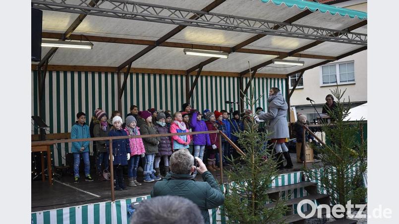 Rund 30 Grundschulkinder kamen mit ihrer Lehrerin Theresa Dietel auf die Bühne und sangen. Bild: sck