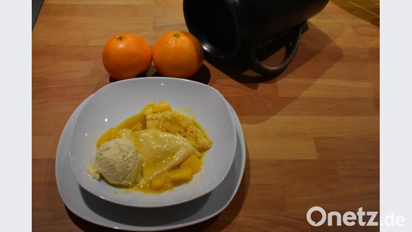 Mit einer Kugel Vanilleeis serviert OWZ-Küchenchef Michael Schiffer die Crêpes Suzette. Bild: Schiffer
