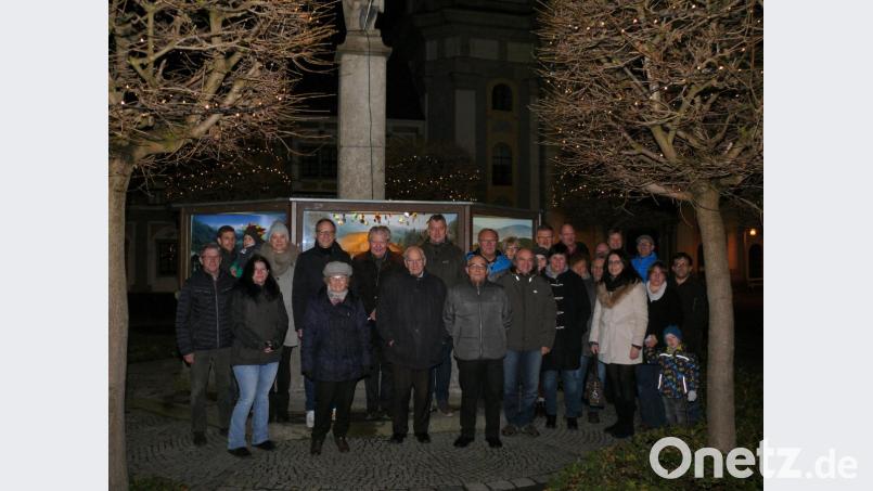 Im Beisein der Krippen-Eigentümer, der am Aufbau beteiligten Helfer und weiterer Gäste wurde die Ausstellung am Diepold-Brunnen offiziell eröffnet. Bild: kgg