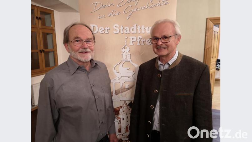 Auf Einladung des Heimatkundlichen und Historischen Arbeitskreises „Der Stadtturm“ referierte der Kreisheimatpfleger für Archäologie, Kurt Engelhardt (links), im Bürgersaal über drei Grabungen, die 2019 in Pfreimd stattfanden und viele Funde aus der Hallstatt- und Latènezeit zu Tage förderten. Der stellvertretende Vorsitzende Hans Paulus (rechts) freute sich über die zahlreichen Besucher. Bild: hir