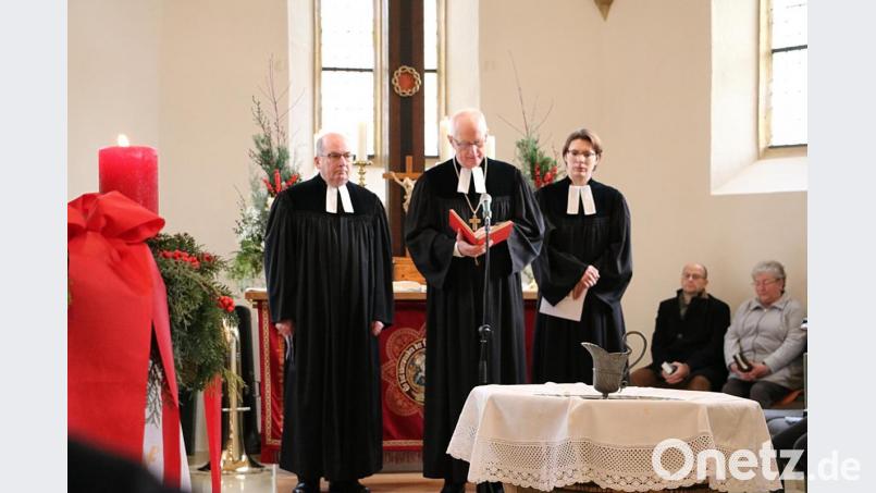 Pfarrer Klaus Keyser, Regionalbischof Klaus Stiegler und Pfarrerin Ulla Knauer bei der Segnung zur Wiedereinweihung der evangelischen St. Stephanus-Kirche. Bild: gru