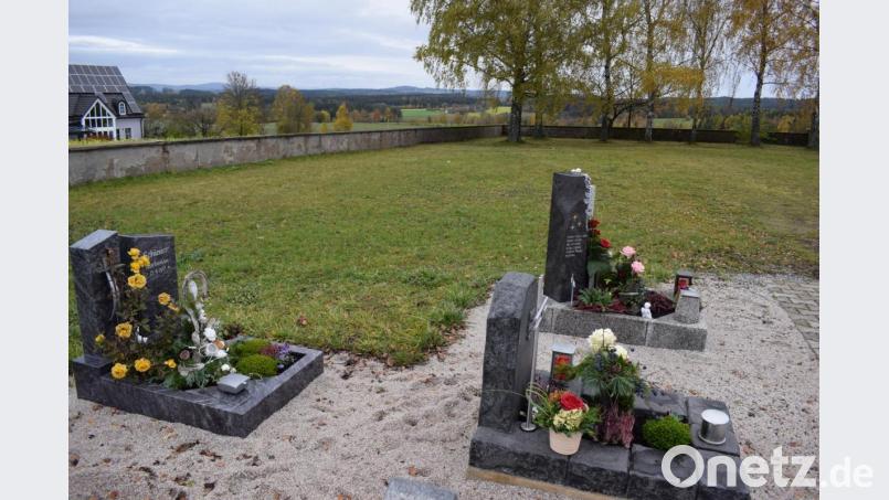 Die neuen Urnenplätze werden am Ende der vorhandenen Gräberreihe, im Anschluss an die Urnengräber im hinteren Friedhofbereich errichtet. Bild: szl