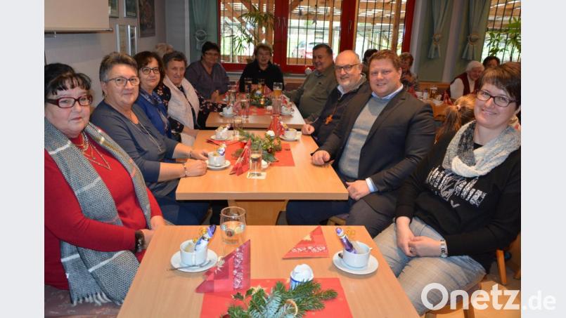 Unterhaltsame Stunden verbrachten zahlreiche Senioren aus Steinmühle und Pleußen bei einer Adventsfeier der Expositurgemeinde im Sportheim des SV Steinmühle. Mit dabei waren auch (von rechts) Seelsorgerat-Sprecherin Rosemarie Ernst, Mitterteichs Zweiter Bürgermeister Stefan Grillmeier und Pfarrer Anton Witt. Bild: jr