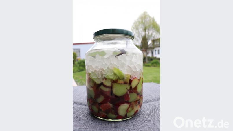 Obwohl Rhabarber ein Gemüse ist, ist auch er eine gute Grundlage für Likör. Bild: myd