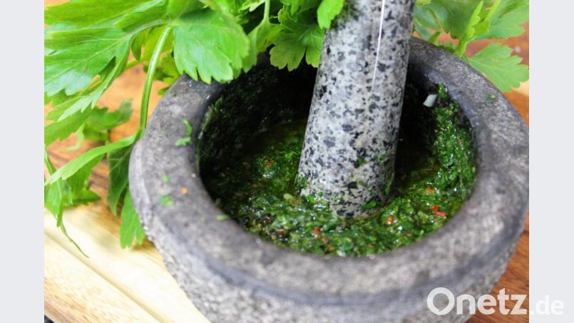 Die Chimichurri-Sauce ist ein beliebter Begleiter aus Argentinien für Grillfleisch. Bild: exb/Matthias Würfl