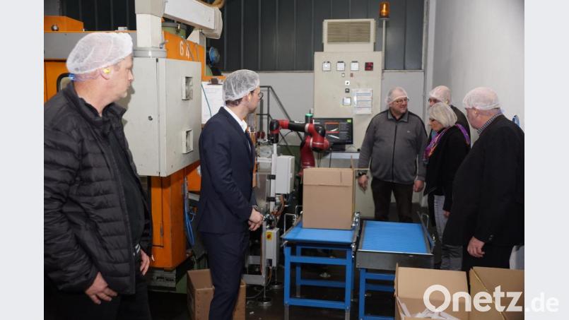 Der erste kollaborierende Roboter ist installiert. Er arbeitet selbstständig und schaltet bei jedem Kontakt automatisch ab. Verletzungen werden dadurch vermieden. Thomas Döhler, Geschäftsführer Patrick Stumpf, Markus Schraml, Anton und Regina Dornheim sowie Peter Merkl (von links) schauten sich die Maschine genauer an. Bild: bkr