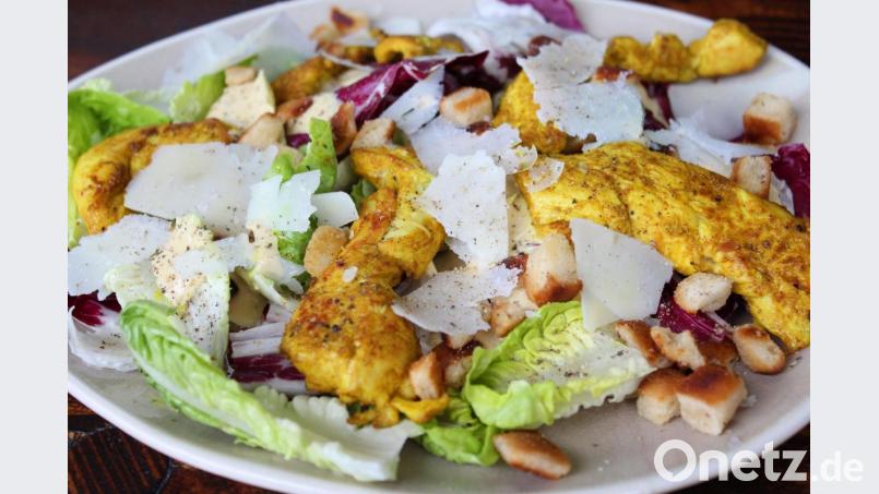 Wer mag, gibt noch gebratene oder gegrillte Putenbrust- oder Hähnchenbruststreifen auf den Salat. Zum Schluss wird er mit Parmesan bestreut. Bild: Matthias Würfl