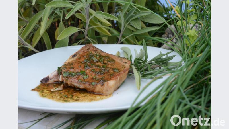 Aus Weißwein und dem Bratensatz wird eine köstliche Sauce zu den Schweinekoteletts gezaubert. Bild: Gabi Schönberger