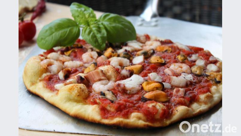 Herrlich knusprig: die Pizza Frutti de Mare. Italiener lassen den Käse weg und träufeln statt dessen Olivenöl nach dem Backen darüber. Bild: Matthias Würfl