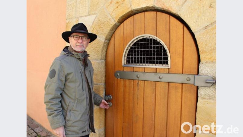 Hans-Werner Robold entsperrt den Zugang zu &quot;Bayerns größtem Felsenkeller-Labyrinth&quot;. Bild: m