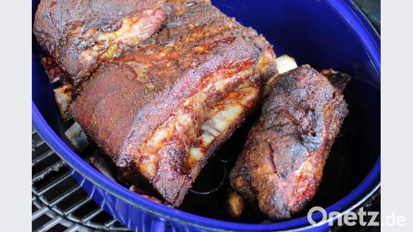 Das Dämpfen der geräucherten Beef Ribs im Bräter. Bild: Matthias Würfl