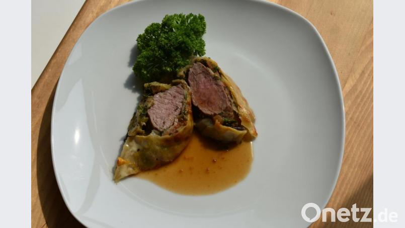 Angerichtet wird der Lammrücken aufgeschnitten und mit einem Hauch Sauce. Bild: Michael Schiffer