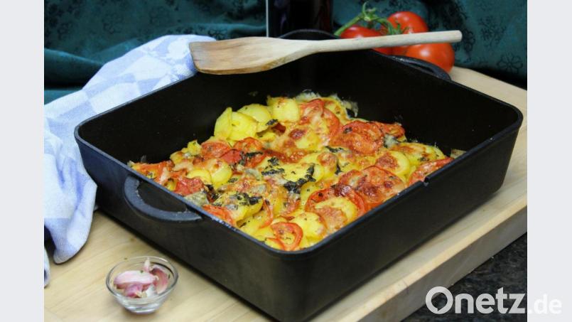 Tomaten und Basilikum bringen bei diesem Kartoffelgratin Farbe ins Spiel. Bild: Matthias Würfl
