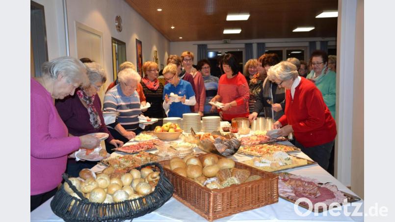 Das anschließende Adventsfrühstück des Frauenbundes an die Bevölkerung im Pfarrheim fand sehr guten Anklang und der Saal war voll besetzt. Bild: gi