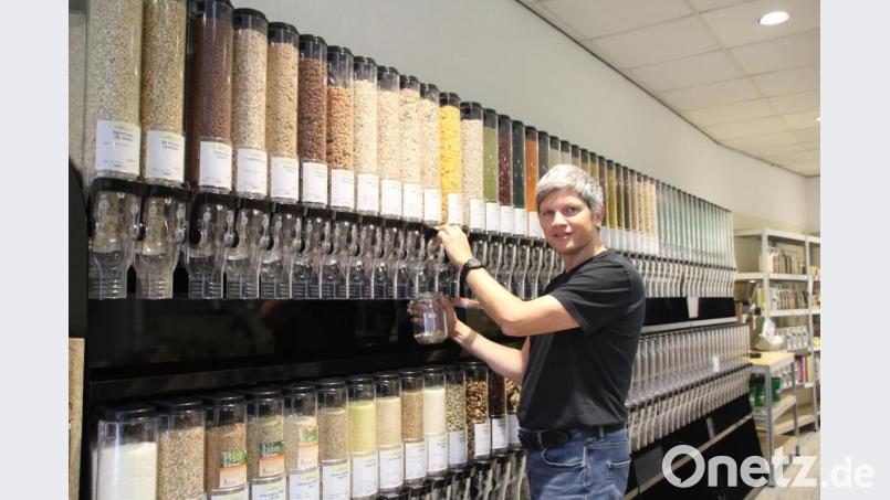 Ladenbesitzer Robert Adunka beim Abfüllen aus den "Bulk Bins" in seinem Unverpackt-Laden. Bild: kmo
