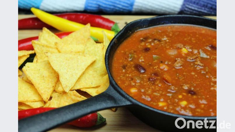 Serviert werden kann das Chili con Carne mit Tortilla-Chips. Bild: Matthias Würfl