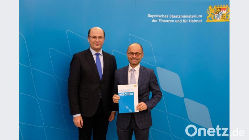 Am vergangenen Freitag wurden im Heimatministerium in Nürnberg vom Finanz- und Heimatminister Albert Füracker die Förderbescheide für Bedarfszuweisungen und Stabilisierungshilfen an mehrere Kommunen im Landkreis übergeben. Auch der Landkreis Tirschenreuth erhielt eine Bedarfszuweisung und Stabilisierungshilfe. Den Förderbescheid für den Landkreis nahm stv. Landrat Dr. Alfred Scheidler entgegen Bild: STMFH Nürnberg/exb