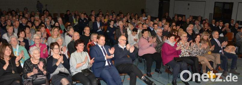 Knapp 300 Besucher – mehr als in den vergangenen Jahren – waren zum Konzert des Männergesangvereins Mitterteich in die Mehrzweckhalle gekommen. Bild: jr