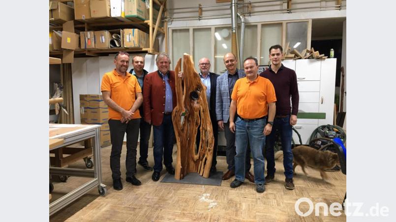 MdL Albert Duin (Dritter von links) interessiert sich für die Lage des Handwerks. Richard Siegler (links) Obermeister der Schreinerinnung des Landkreises, hatte ihn und weitere Vertreter der FDP zum Werkstattgespräch eingeladen. Bild: cog