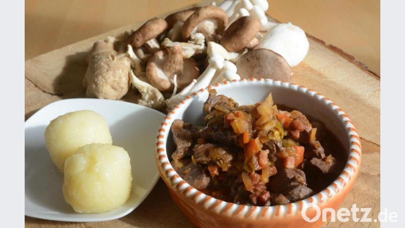 Die Fleischstücke werden in der dunkelbraunen, würzigen Soße heiß gemacht, abgeschmeckt und serviert. Bild: Gabi Schönberger