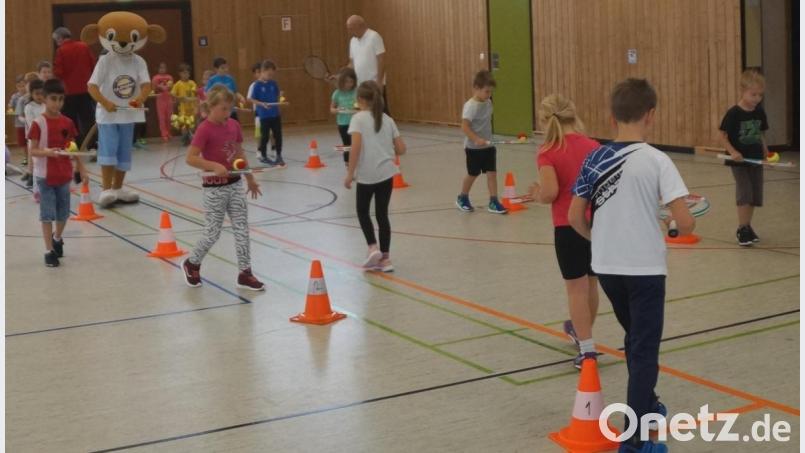 Andro Sucharda und Mitglieder der Vorstandschaft boten den Schülern der ersten und zweiten Klassen ein spielerisches Tennistraining an. Mit Maskottchen „Talentino“ hatten die Kinder viel Freude. Bild: weu