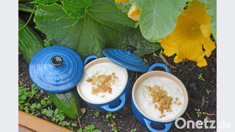 Vor dem Servieren wird die kalte Suppe mit gehacktem Knoblauch und Nüssen bestreut. Bild: Gabi Schönberger