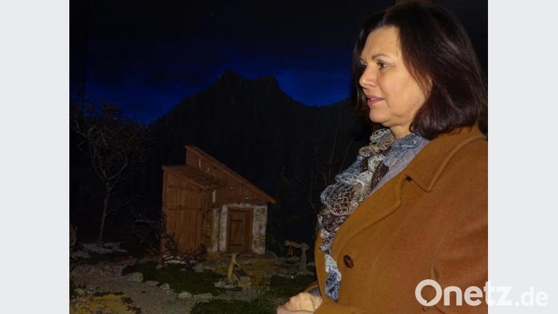 Prominenter Besuch an Bethlehems Stall: Landtagspräsidentin Ilse Aigner besichtigt die in der Dürnsrichter Kirche aufgebaute Krippe. Ganz allein tritt sie zu Beginn ihrer Visite vor und lobt die Krippenbauer: &quot;Das habt Ihr wirklich toll gemacht.&quot; Bild: hou