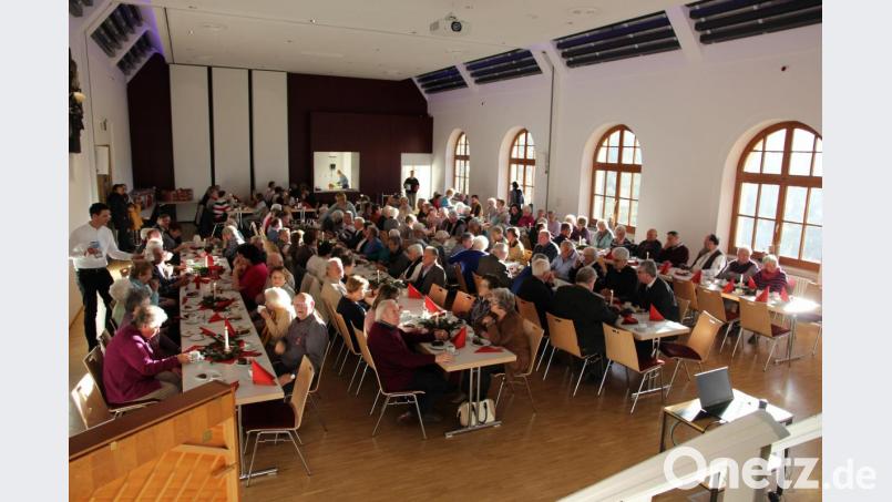 Eine stattlich Anzahl Besucher waren der Einladung zum Seniorenadvent von Pfarreigemeinde und Stadt Nabburg gefolgt. Die kurzweiligen Stunden boten Gelegenheit zu Besinnung, Geselligkeit und Gemütlichkeit im Jugendwerk, dem &quot;Wohnzimmer&quot; der Pfarrei. Bild: bph