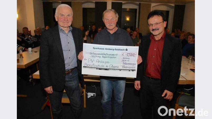 Einen Scheck über 1500 Euro erhielt Georg Scharl für die „Stiftung Regentropfen“ in Gambia. Bild: gsp