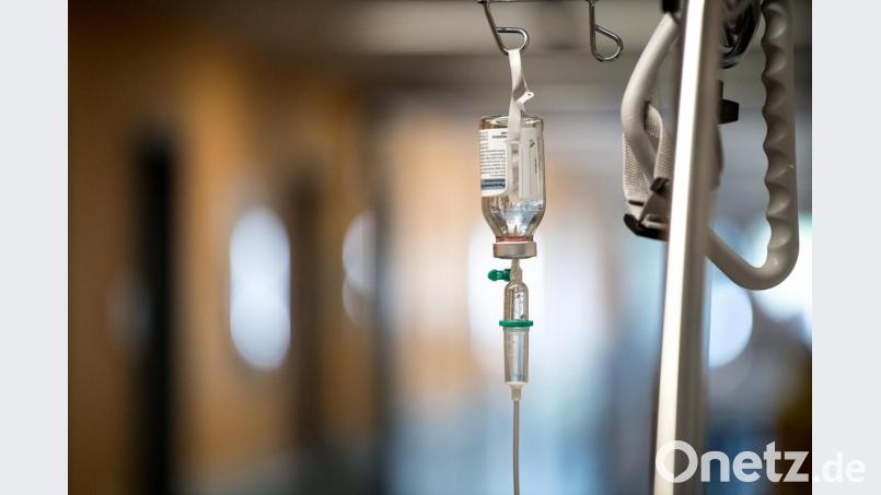 Ein Tropf hängt an einem Krankenhausbett auf dem Flur der Notaufnahme eines Klinikums. Archivbild: Fabian Sommer/dpa