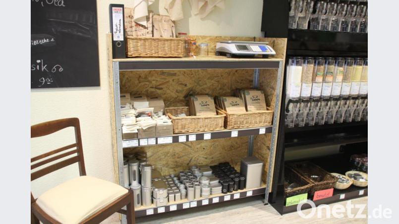 Selbst mitbringen oder vor Ort kaufen: Die Wahl der Behälter, in die die Waren abgefüllt werden, ist dem Kunden überlassen. Bild: kmo