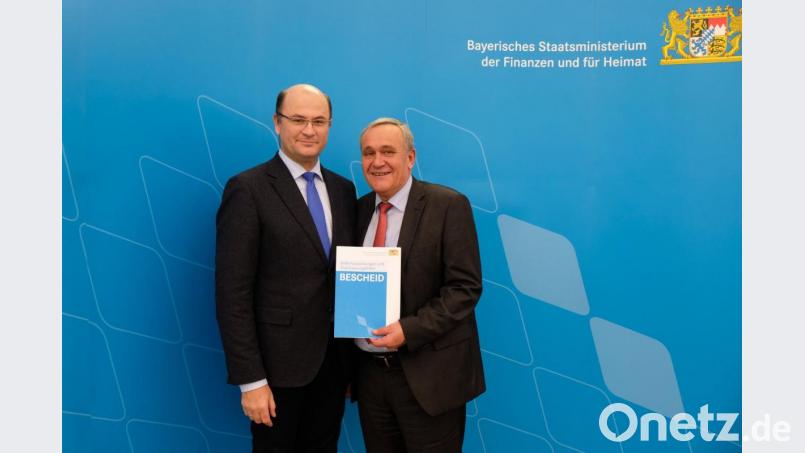 Oberbürgermeister Kurt Seggewiß holt den Förderbescheid bei Finanzminister Albert Füracker ab. Bild: exb/Bayerisches Staatsministerium der Finanzen