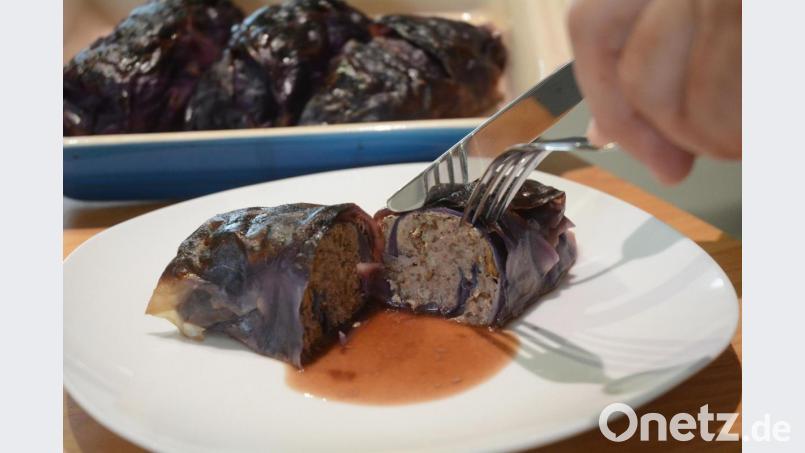 Mit einer Mischung aus Wildfleisch und Pilzen werden die Rotwickel gefüllt. Das Rezept hat OWZ-Küchenchef Michael Schiffer aus dem Harzvorland. Bild:  Gabi Schönberger