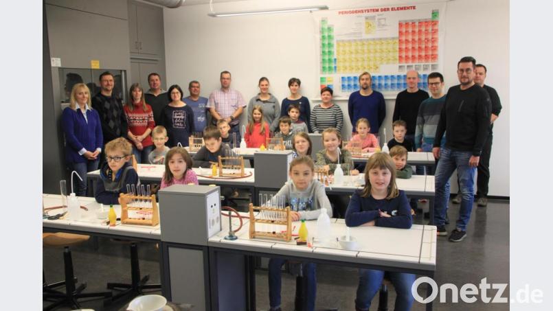 Chemie und Bionik standen an drei Wochenenden im Stiftland-Gymnasium auf dem Stundenplan. Die Kurse der „MINT-Offensive“ waren gut besucht. Das Bild zeigt die Teilnehmer an einem der Chemie-Kurse. Bild: den