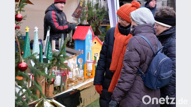 Die Besucher des Adventsmarkts bestaunen die selbstgebastelten Dekorationen. Bild: exb