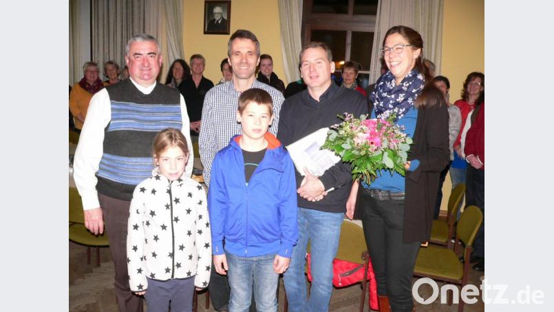 Kathrin und Stefan Schäufl, hier mit den Kindern Tim und Elisa, Andreas Schopper und Pfarrer Alfons Kaufmann (von rechts), wurde eine schöne Abschiedsfeier bereitet. Bild: nid