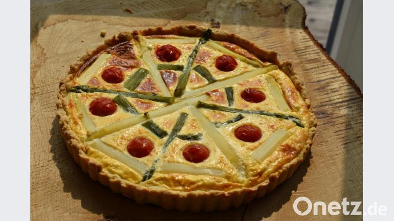Sieht gut aus und schmeckt wunderbar: die Spargel-Quiche mit Almkäse. Bild:  Schiffer