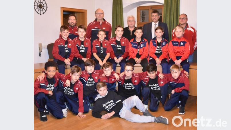 Die D-Junioren sind in die Kreisliga aufgestiegen und werden von Bürgermeister Edgar Knobloch (hinten, Zweiter von rechts) im Sitzungssaal des Rathauses empfangen. Bild: rgr