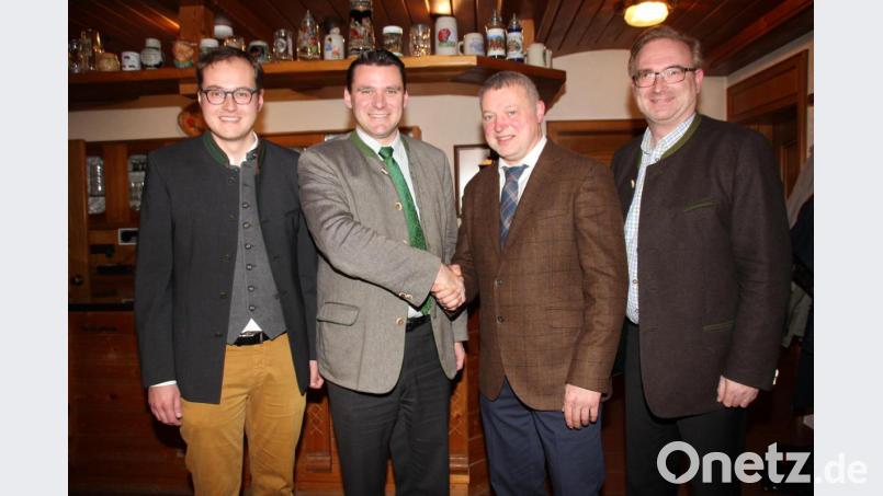 Sie waren mit unter den Ersten, die dem CSU Bürgermeisterkandidaten Herbert Uschold (zweiter von rechts) zu seiner Nominierung mit 32 von 32 Stimmen gratulierten: CSU- Ortsvorsitzender Tobias Ehrenfried, Landrat Thomas Ebeling und MdL Alexander Flierl (von links). Bild: frd