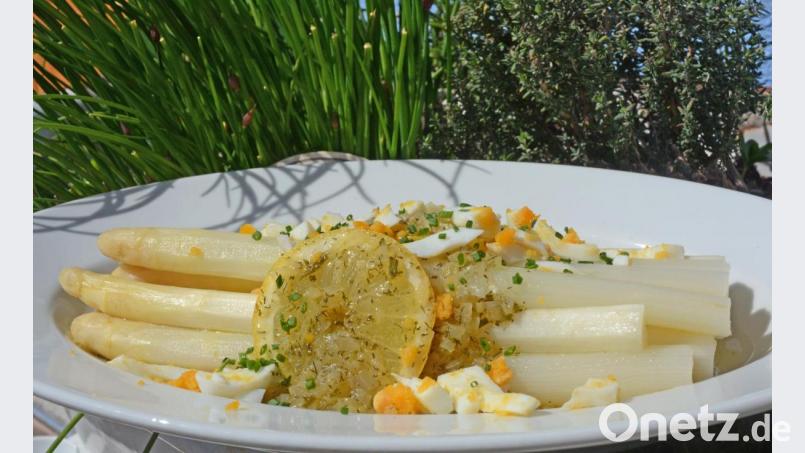 Über den Spargel kommt eine aromatische, warme Vinaigrette sowie gewürfeltes gekochtes Ei. Bild:  Gabi Schönberger