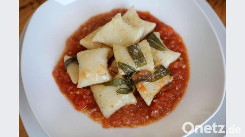 In einer Pfanne werden die Gnocchi mit dem Salbei kurz durchgeschwenkt und anschließend mit der Tomatensauce serviert. Bild: Wolfgang Steinbacher
