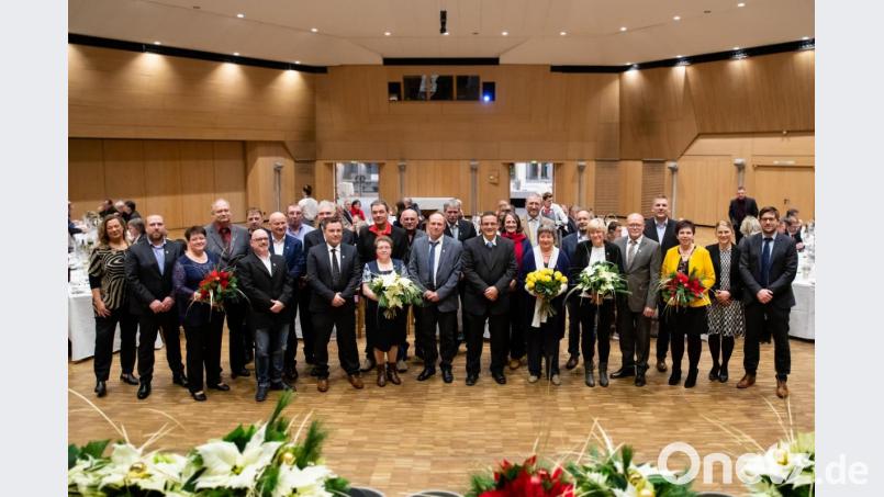 Die Jubilare der Scherdel-Gruppe mit den Gesellschafterinnen Heidelore Scherdel und Martina von Waldenfels, den Geschäftsführern Marcus Bach, Christian Schiener und Maximilian Freiherr von Waldenfels sowie Personalchefin Dagmar Zauner und Betriebsratsvorsitzender Florian Gelius. Bild: Waldemar Wotschel