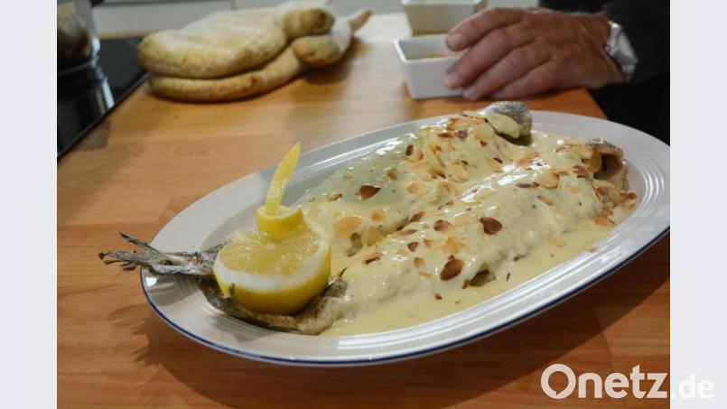 Vor dem Servieren werden die gebratenen Forellen in Ingwersahne mit gebräunten Mandelblättchen bestreut. Bild: Gabi Schönberger